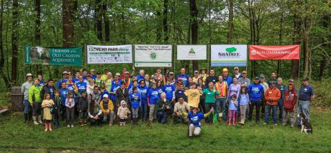 Group photo under banners of 2017 I Love My Park Day participants